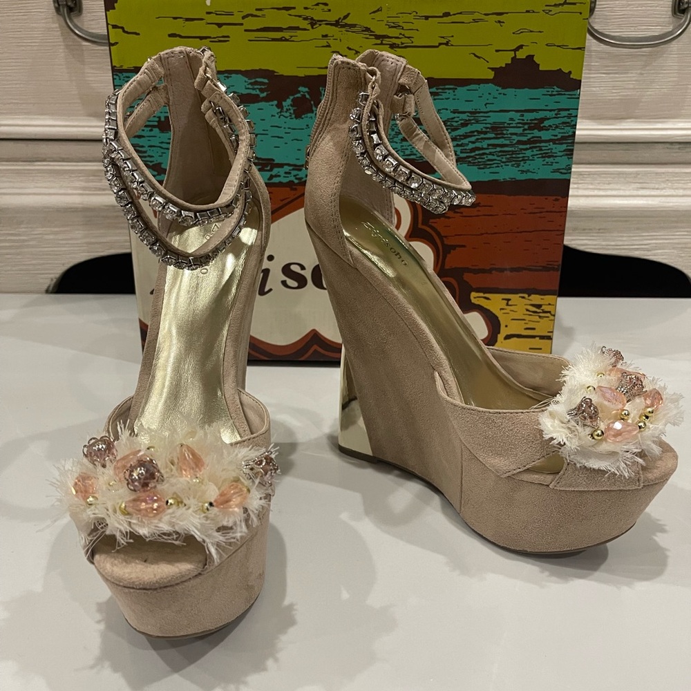 NEW unique nude color wedge with stunning details